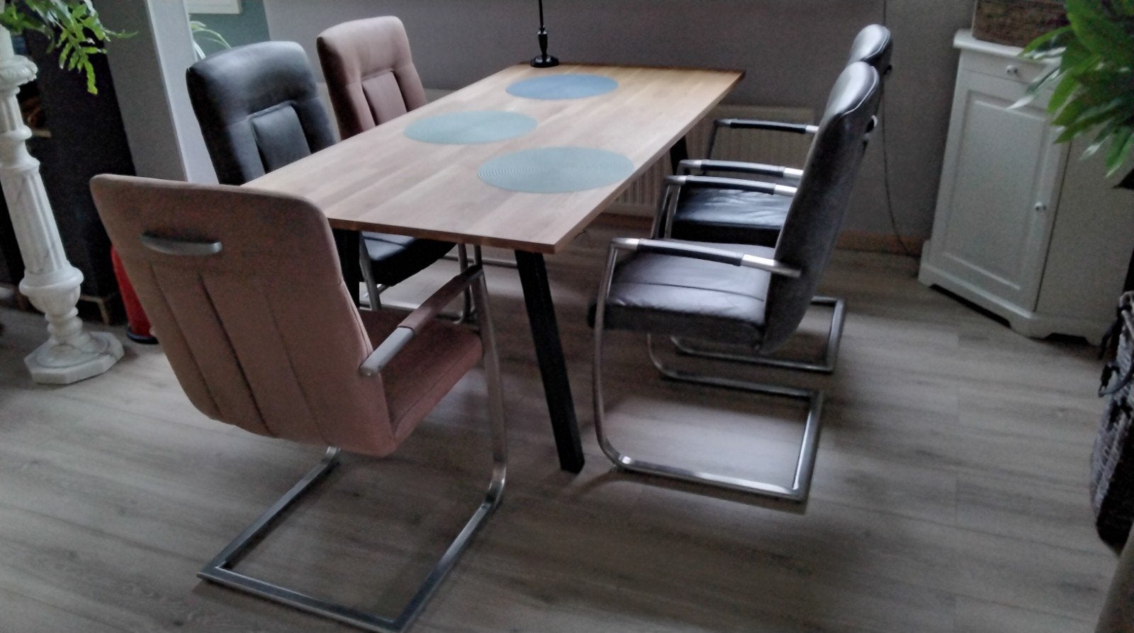5 Henders en Hazel eetkamerstoelen leer  3 zwart en 2 bruin, Ophalen, Bruin, Leer, Zo goed als nieuw