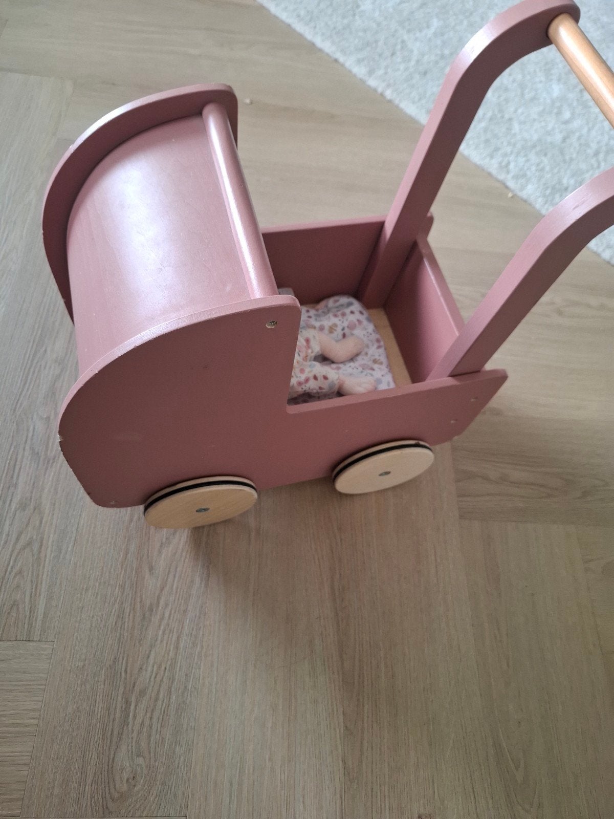 Houten poppenwagen roze - Little Dutch, Kinderen en Baby's, Speelgoed | Poppen, Ophalen, Gebruikt, Babypop