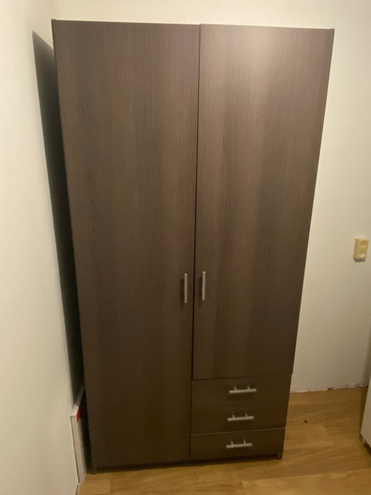 Twee kledingkasten: Wit en Bruin, Ophalen, Gebruikt, 100 tot 150 cm, Met lade(s)