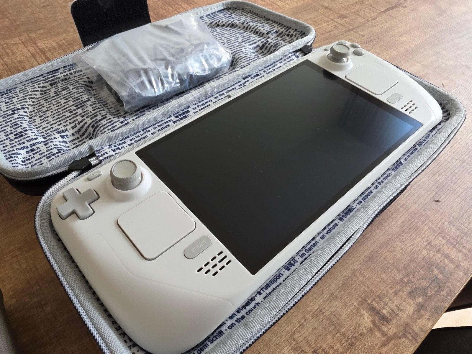 Steam Deck OLED Limited editie White + Skull & Co Case