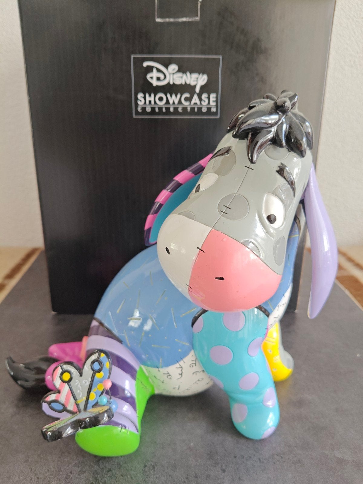 Disney by Romero Britto – Big Fig Eeyore (25.5cm) – Retired, Ophalen of Verzenden, Winnie de Poeh of vrienden, Nieuw, Beeldje of Figuurtje