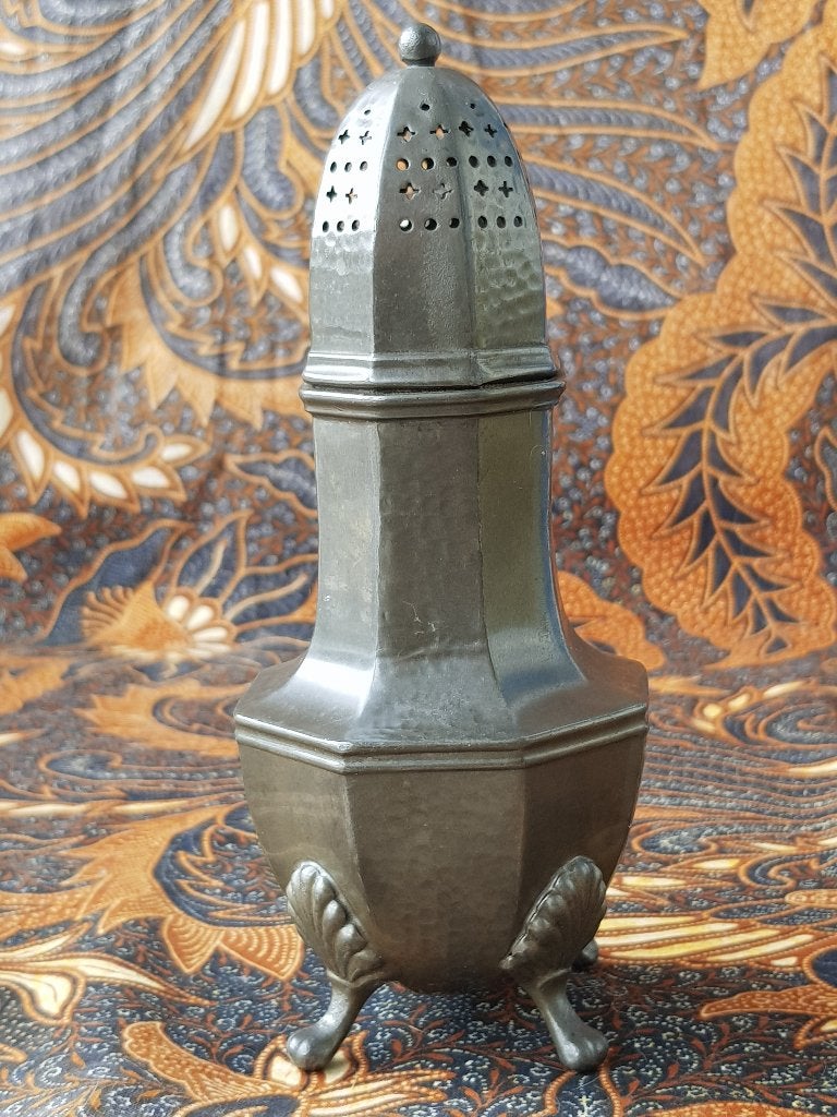Mooie grote antieke strooier uit Engeland 18,5 cm. uit 1890.
