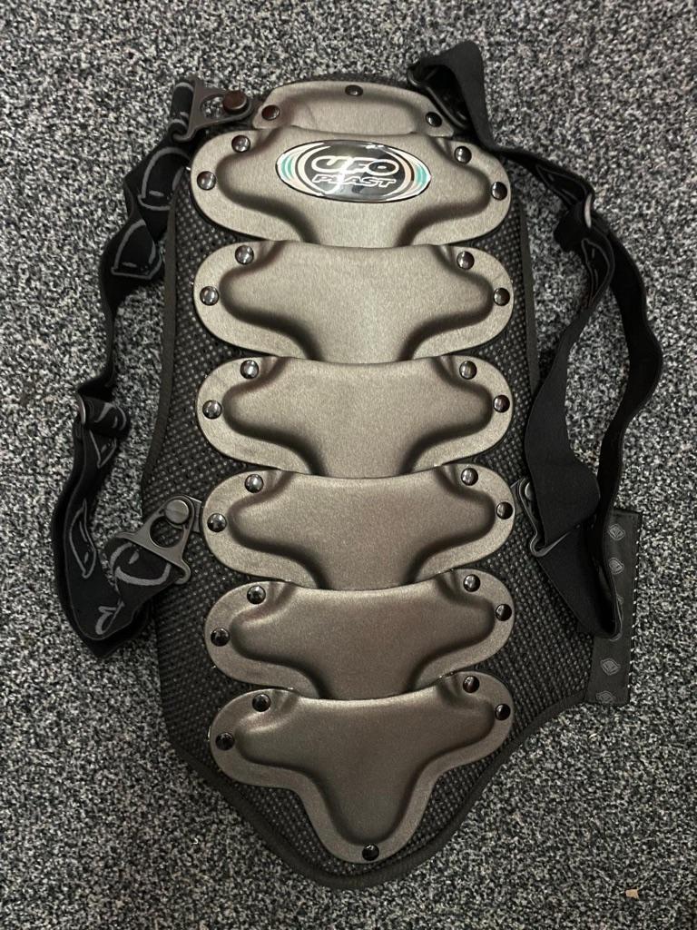 Rugbeschermer ( Ski / Snowboard ) - UFO plast, Ophalen of Verzenden, Zo goed als nieuw, Helm of Bescherming