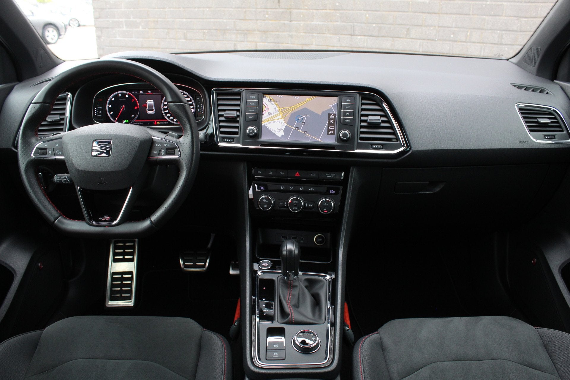 SEAT Ateca 1.5 TSI FR Business Intense / Carplay / Virtual /, Auto's, Dealer onderhouden, 4 cilinders, Ateca, Zwart