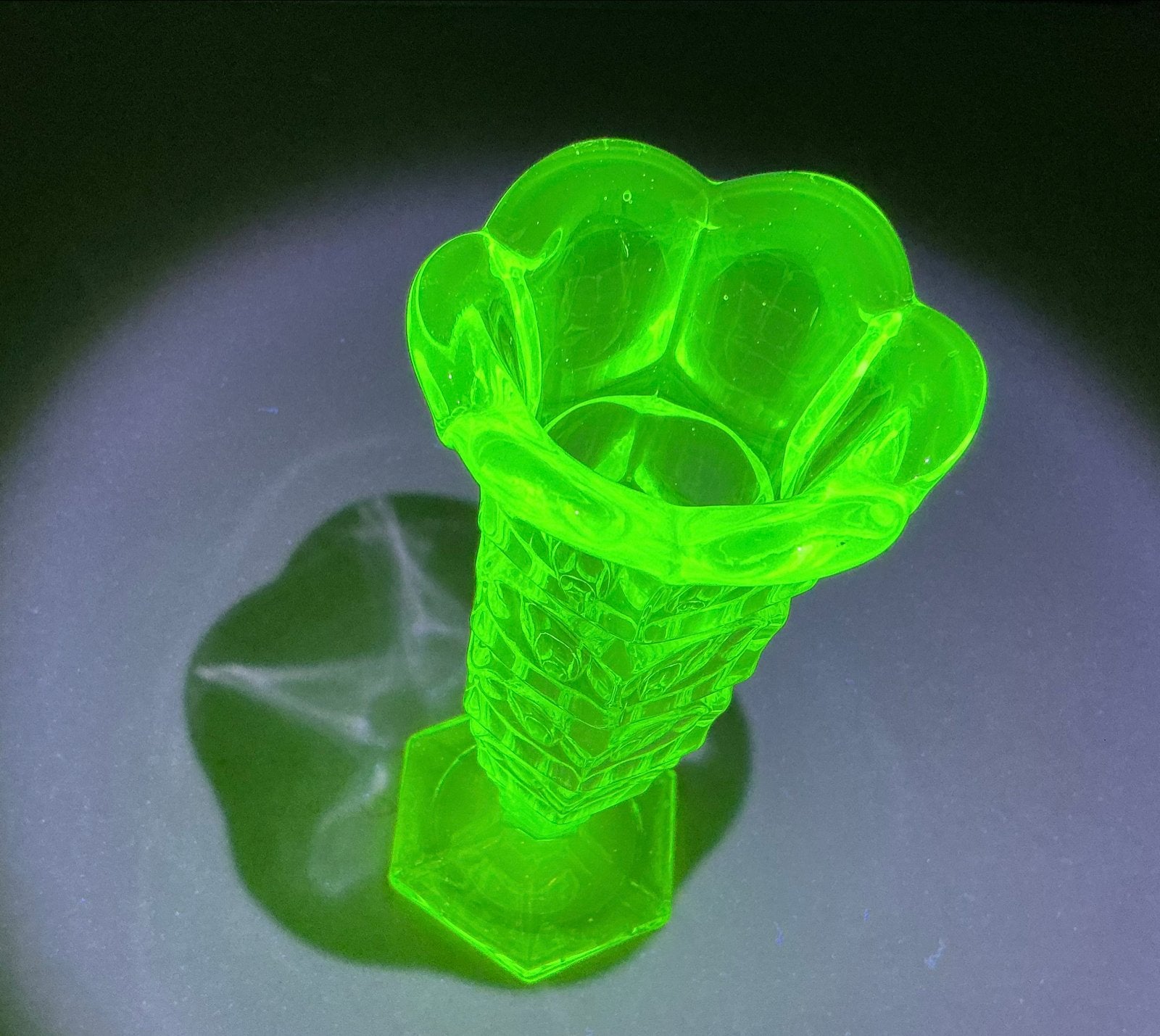 Vintage Uranium Glas Vaasje - Uniek en Lichtgevend, Verzenden