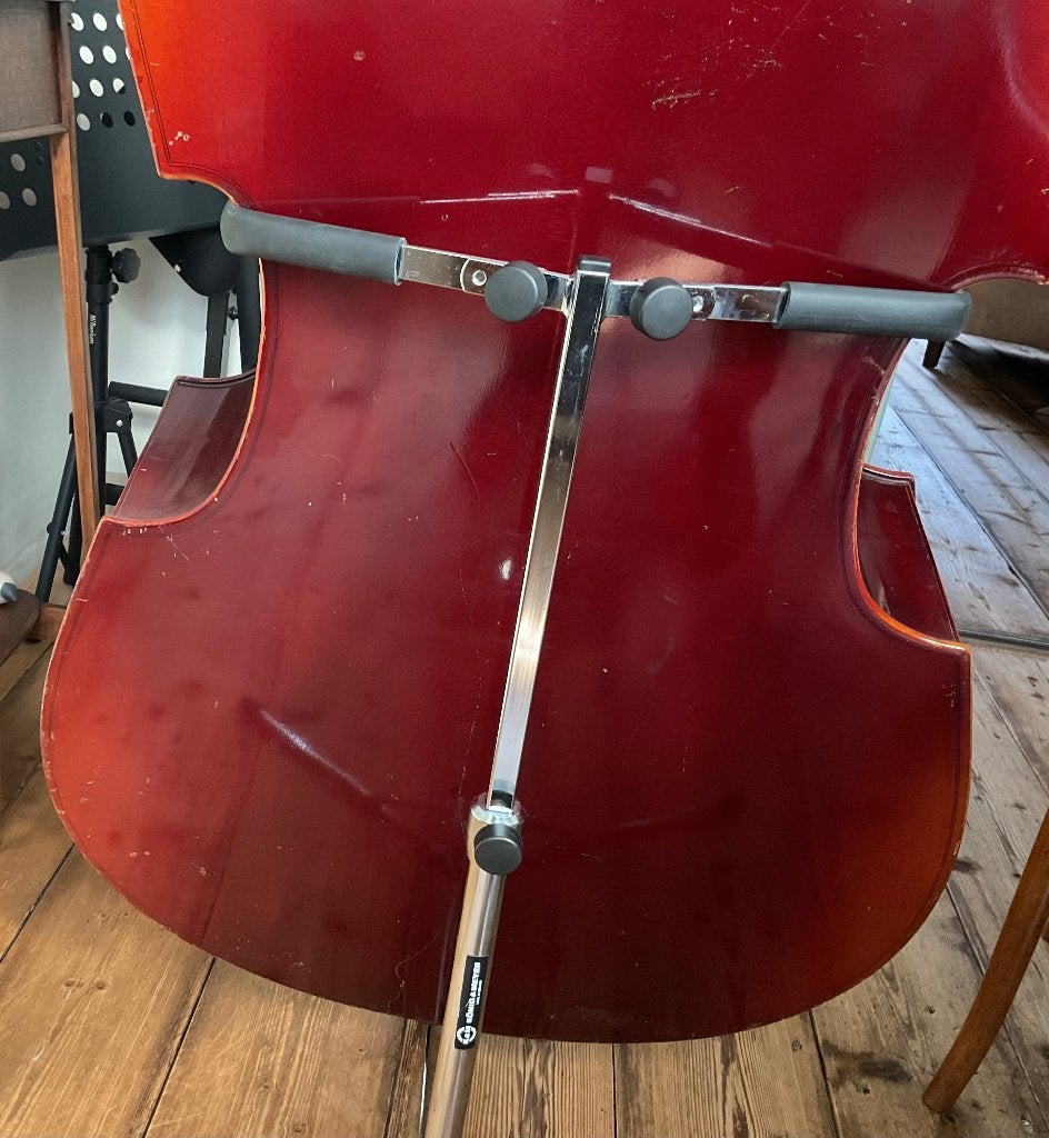 Stevige en inklapbare contrabasstandaard K&M, Muziek en Instrumenten, Verzenden, Gebruikt, Instrumentstandaard, Contrabas