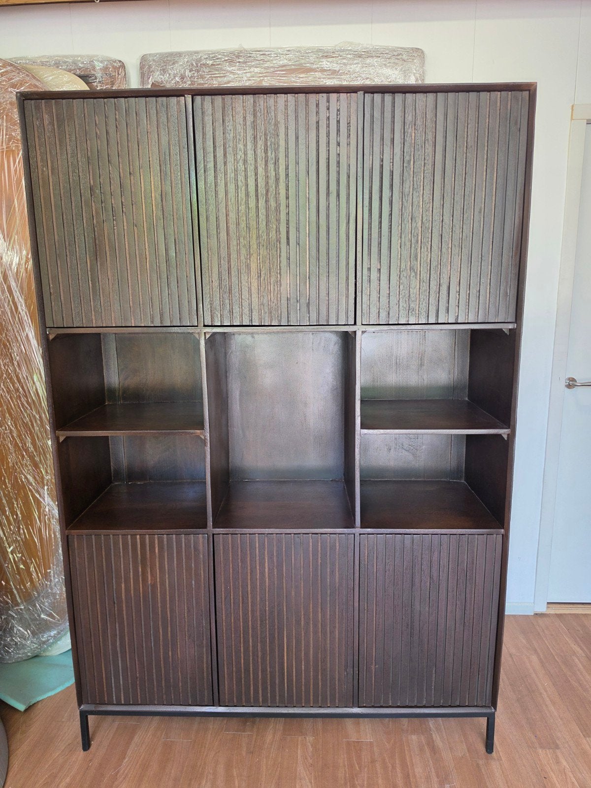 Vakkenkast XL Madison Brown 135 cm - Lattenpatroon Deuren, Info@meubeloutletmeppel.nl, 100 tot 150 cm, 200 cm of meer, Ophalen of Verzenden