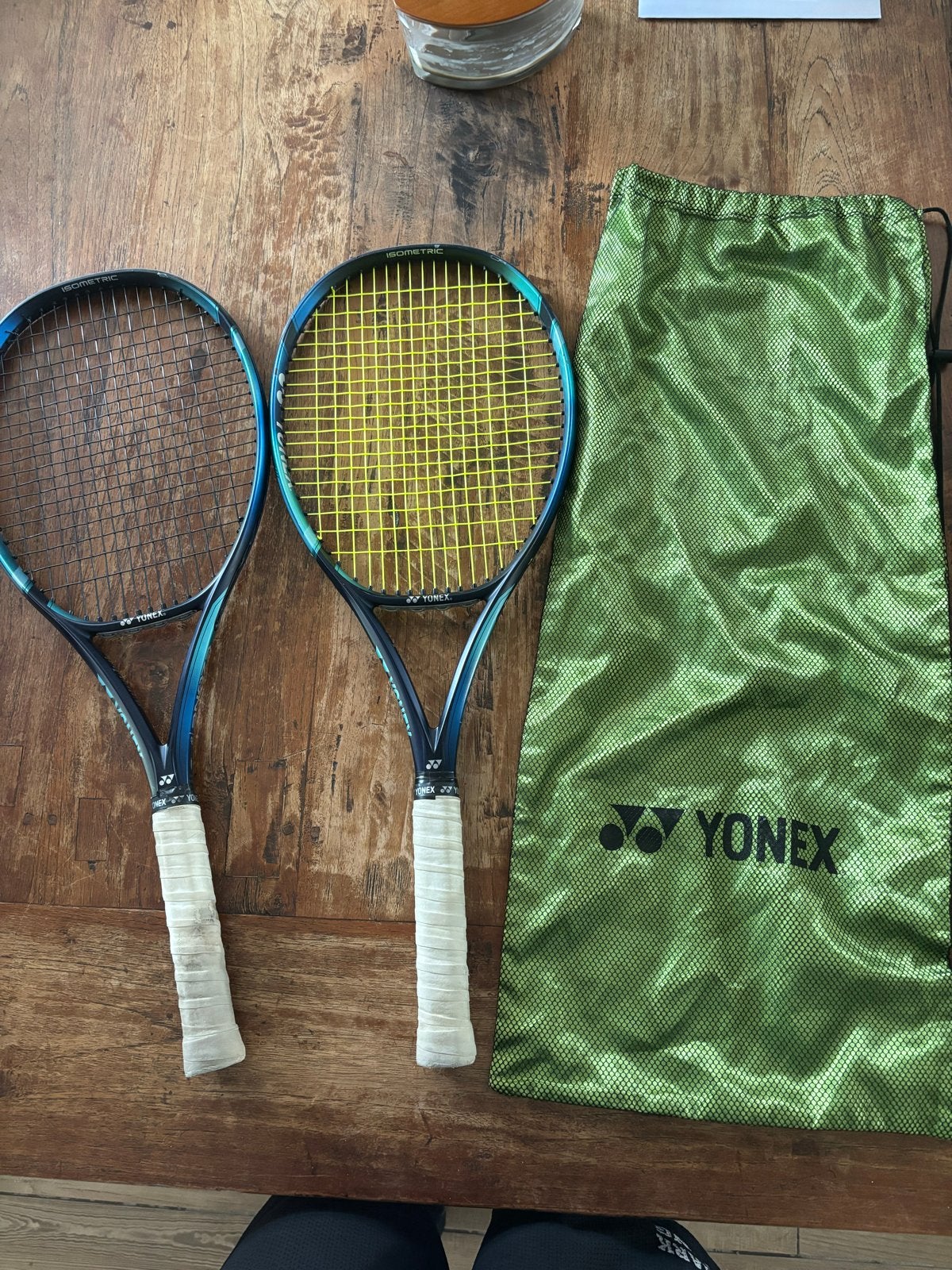 2 Yonex Ezone 98 tennisrackets 305gr L2 met tennistas, Ophalen of Verzenden, Gebruikt, Racket, L2