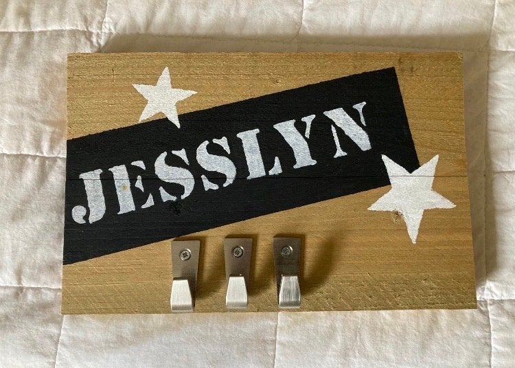 Gepersonaliseerd houten geboortebord met naam en haken, Ophalen of Verzenden, Nieuw, Geboortebord