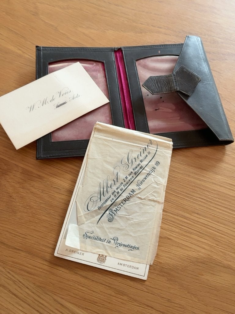 Antieke CDV W.M. de Vries arts – Albert Greiner Amsterdam, Gebruikt, Verzenden, Foto, Voor 1940