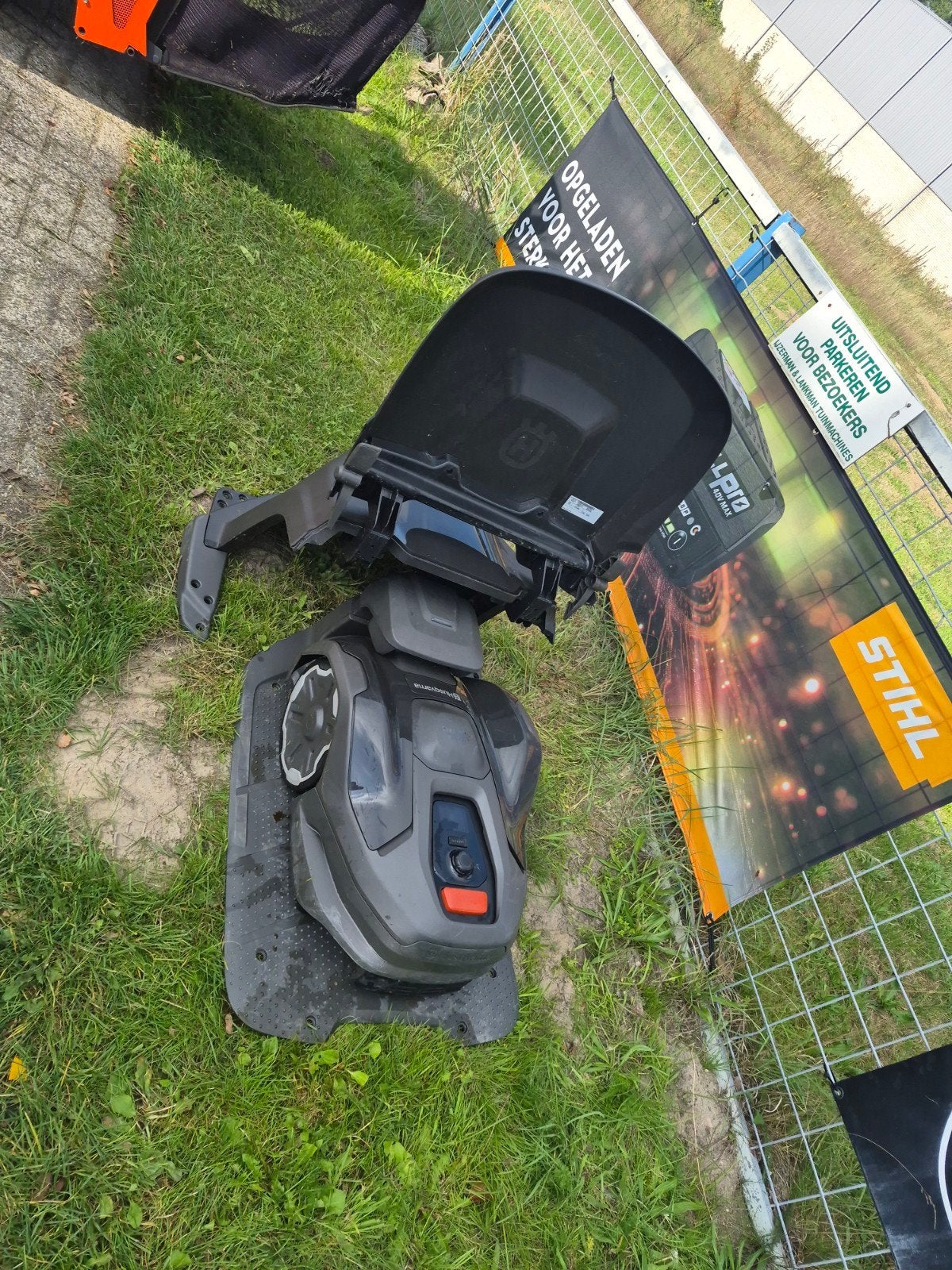 husqvarna 305 E nera, Ophalen, Zo goed als nieuw, Husqvarna, Met regensensor