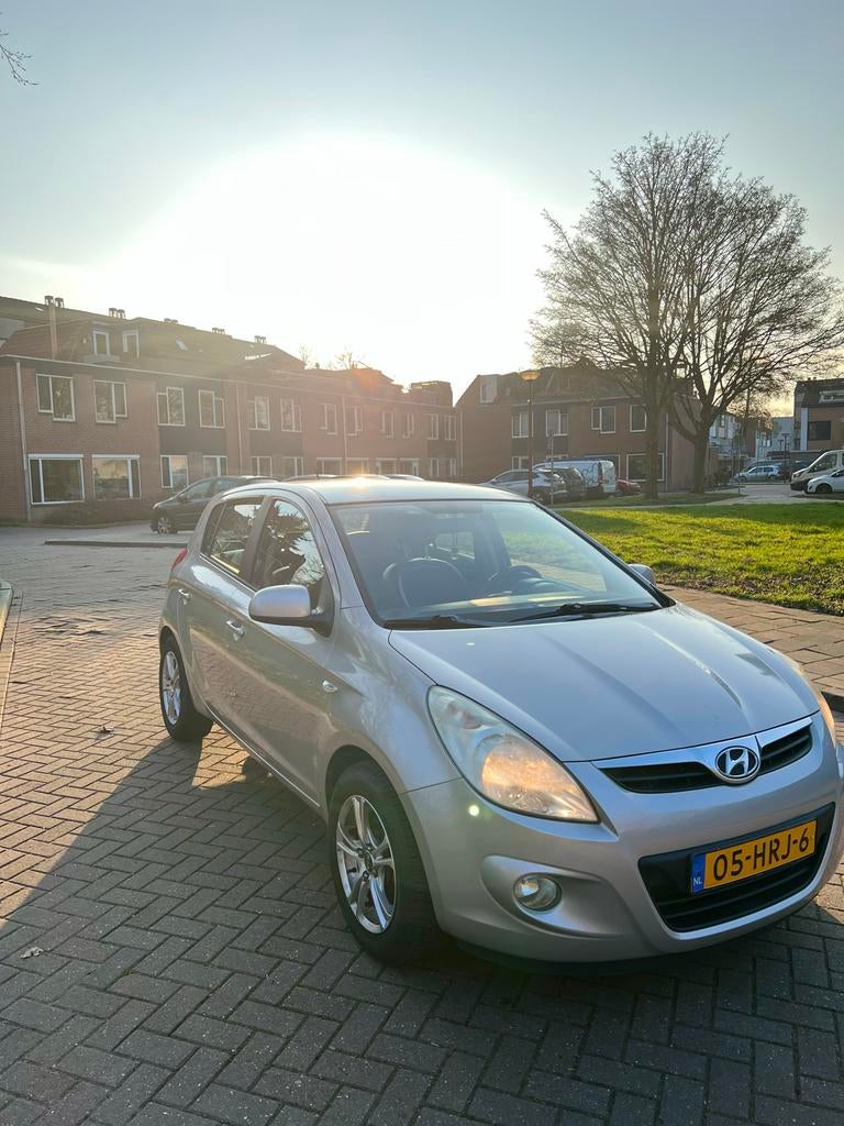Hyundai i20 1.4 5-DRS 2009 Grijs, Audio, Tv en Foto, Accu's en Batterijen, Ophalen of Verzenden
