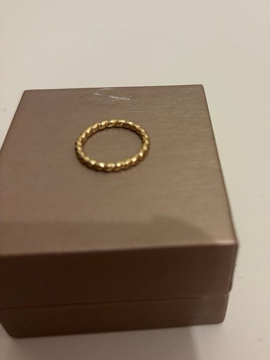 Goudkleurige ring met gedraaid design, Ophalen of Verzenden, Zo goed als nieuw, 17 tot 18, Dame of Heer