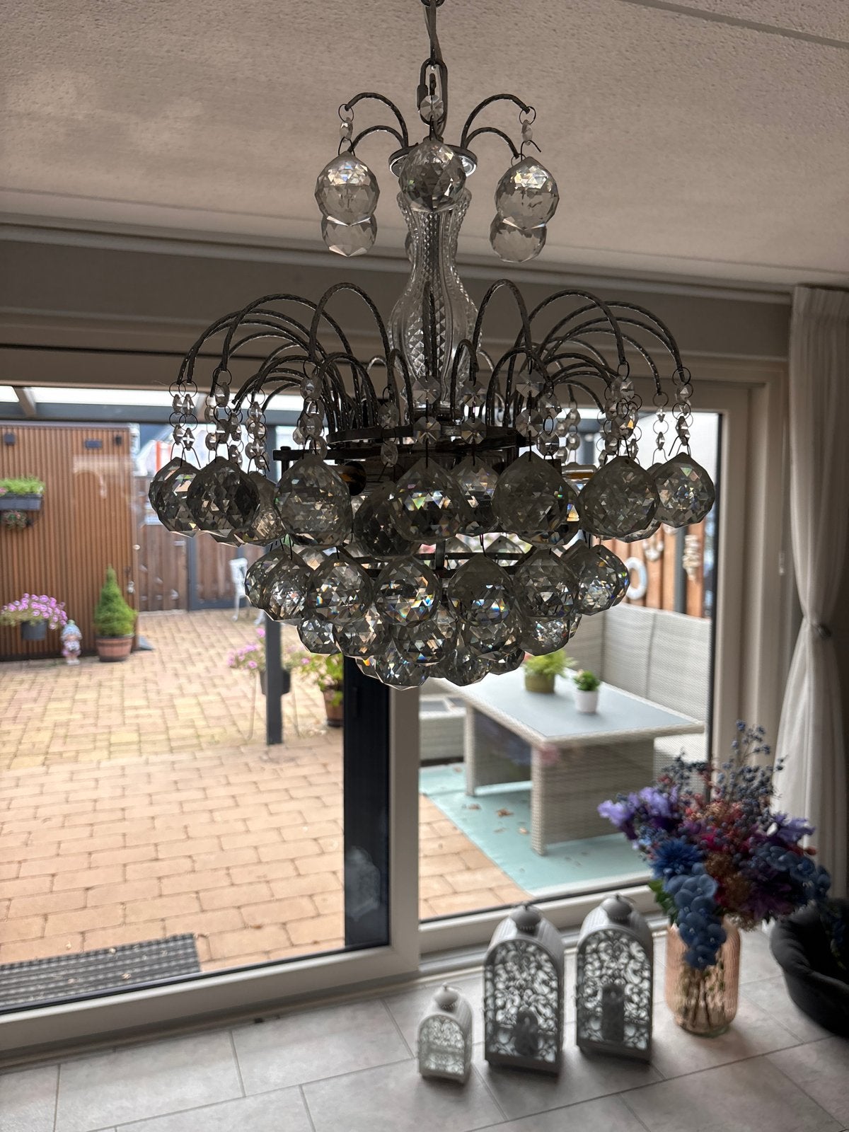 Elegante kroonluchter met kristallen bollen, Ophalen of Verzenden, Gebruikt, Glas, E14 (klein)