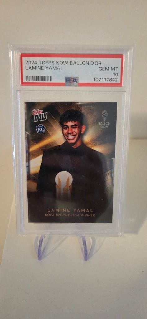 2024 Topps Now Lamine Yamal PSA 10 ballon d or kopa trophy, Verzenden, Zo goed als nieuw, Buitenlandse clubs, Poster, Plaatje of Sticker