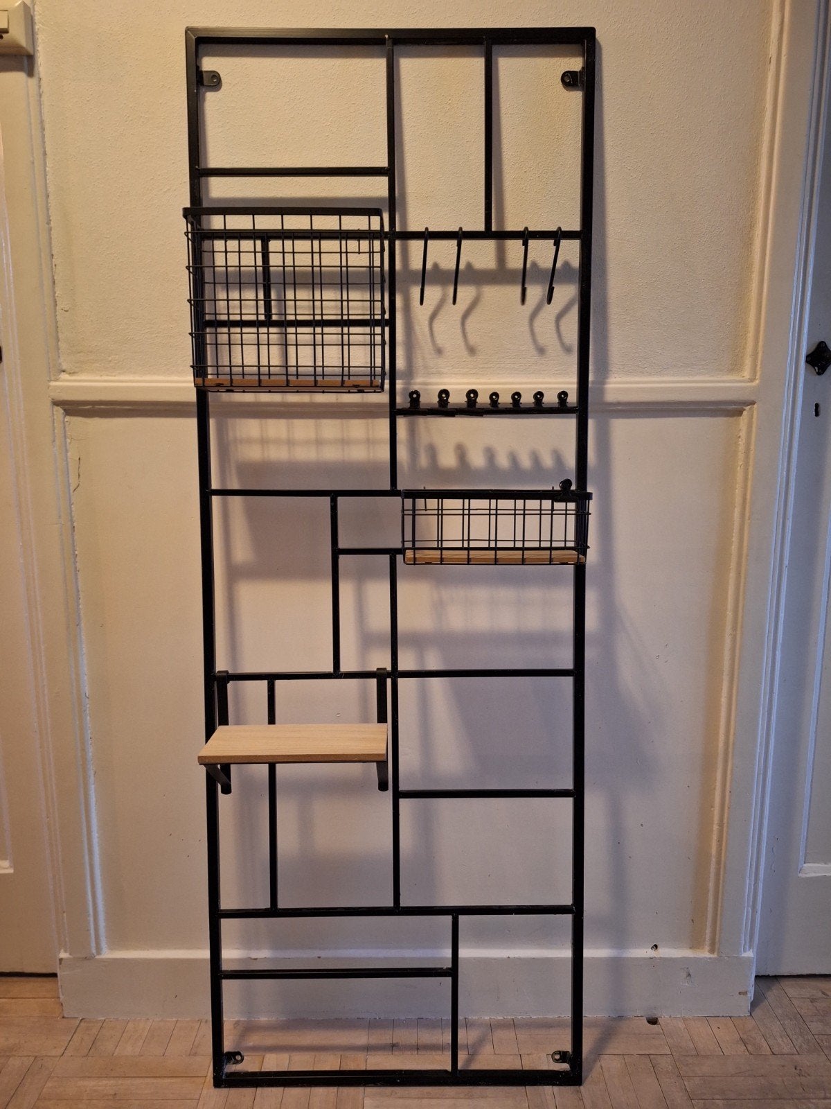 Stalen wandrek met verstelbare plankes, clups en haken., Huis en Inrichting, Woonaccessoires | Wandplanken en Boekenplanken, Ophalen