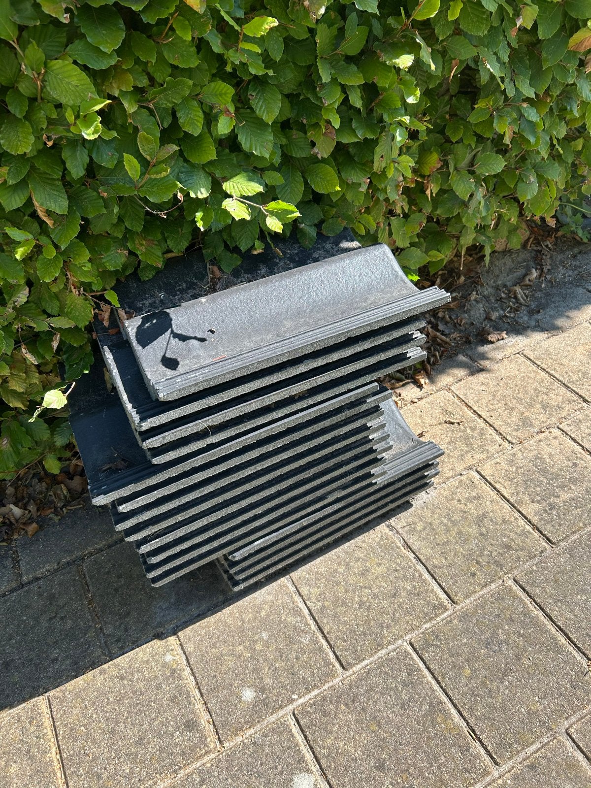 15 gebruikte dakpannen - Lafarge, Gebruikt, Steen of Klei, Zwart, Ophalen of Verzenden