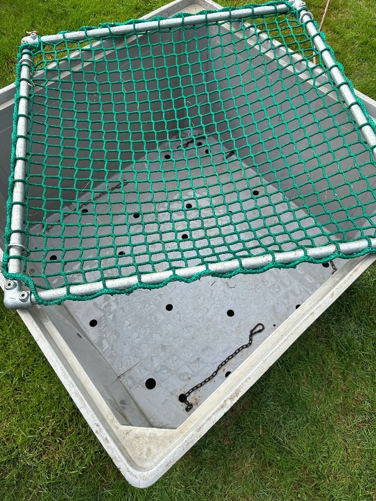 Slowfeeder gemaakt van palletbox.