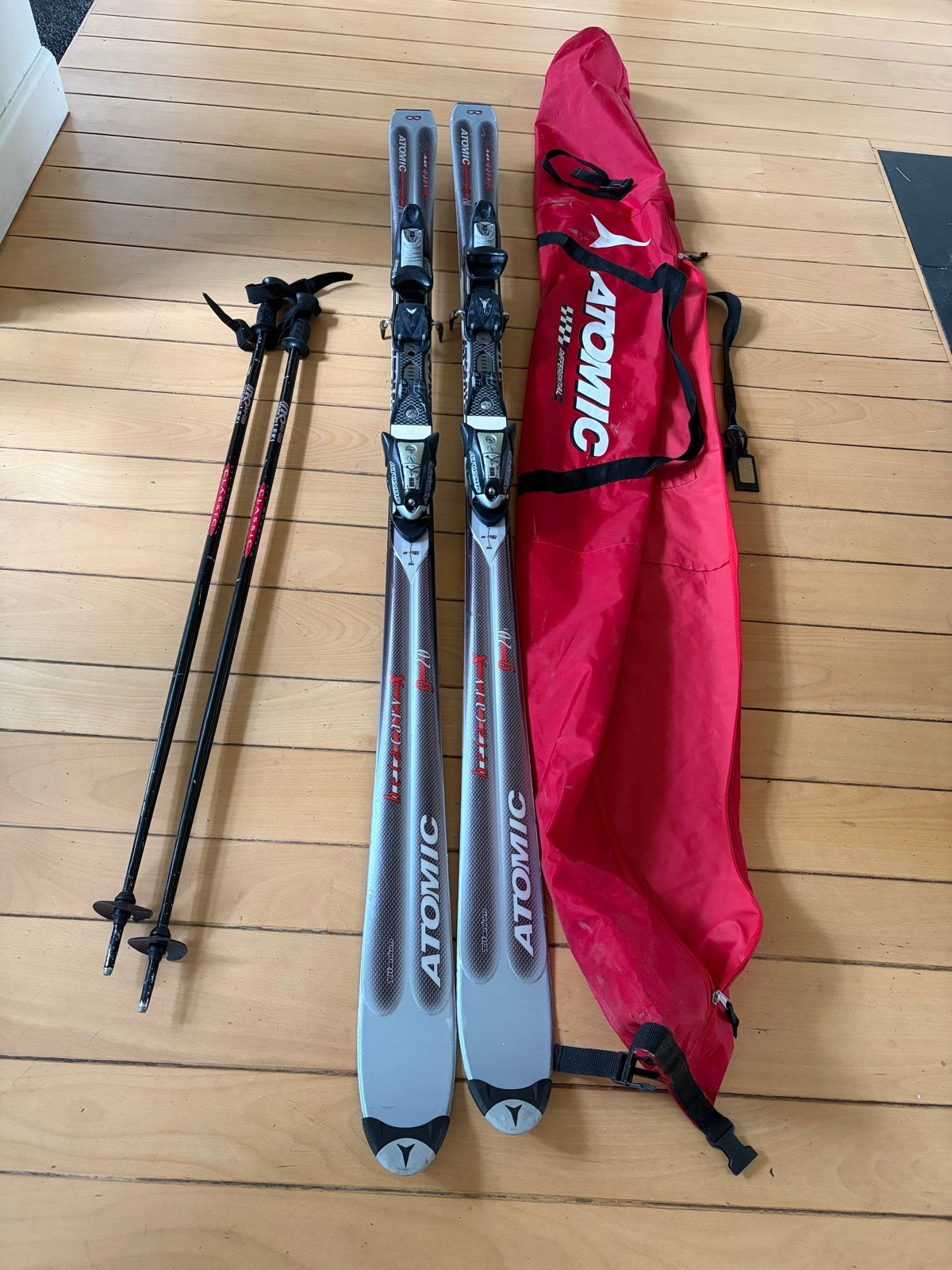 Atomic Ski's met stokken en skitas - Zo goed als nieuw, Sport en Fitness, Ophalen, 160 tot 180 cm, Gebruikt, Carve