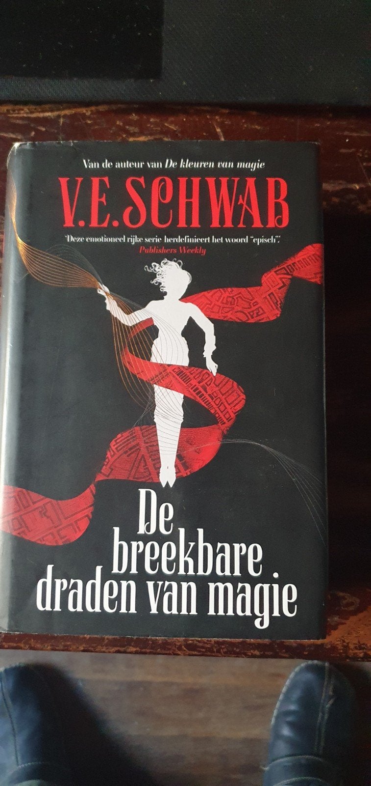 V.E. Schwab - De breekbare draden van de Magie, Ophalen of Verzenden, Gelezen, V.E. Schwab