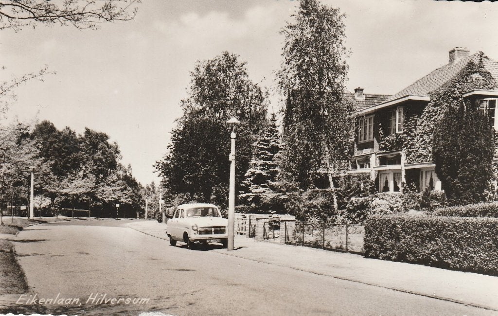 Hilversum   Eikenlaan met oude Ford Consul, Ophalen of Verzenden, 1940 tot 1960, Gelopen, Noord-Holland