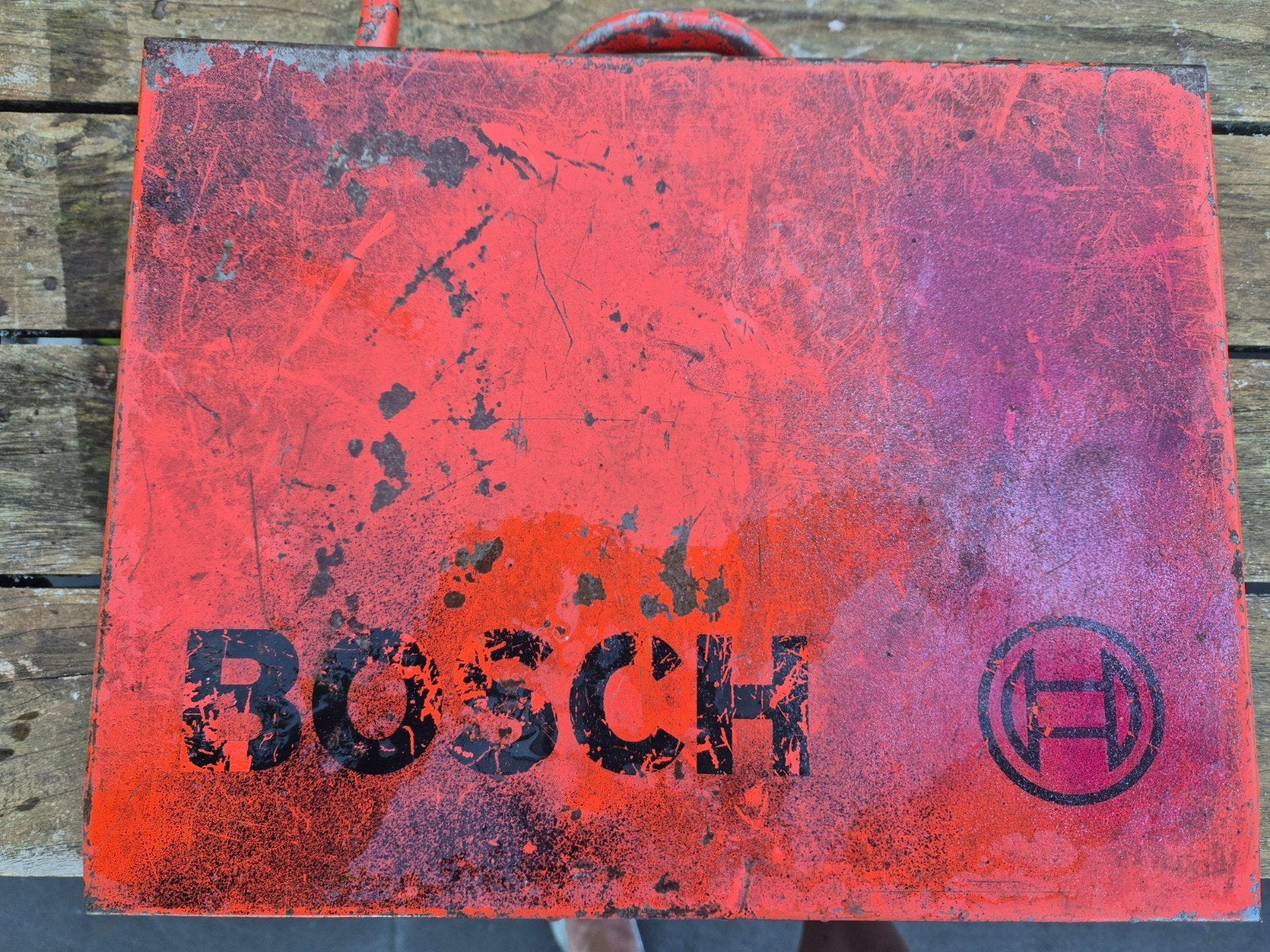 Oude, metalen Bosch gereedschapkoffer