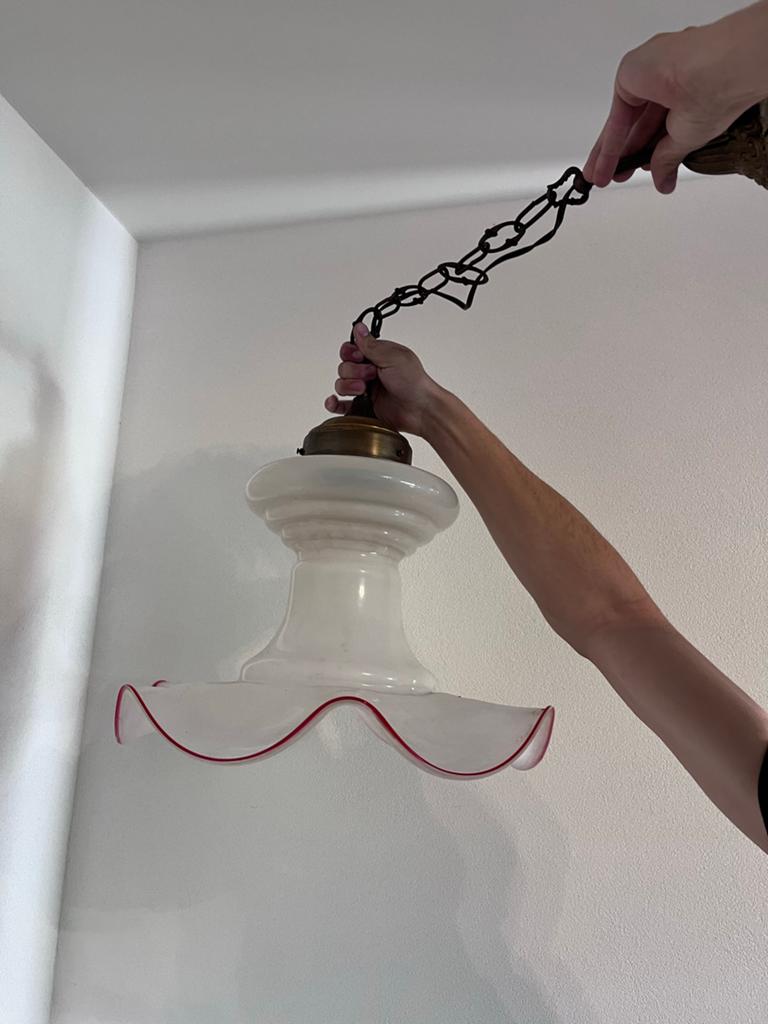 Vintage lamp met Rode Rand - Melkglas, Antiek en Kunst, Ophalen