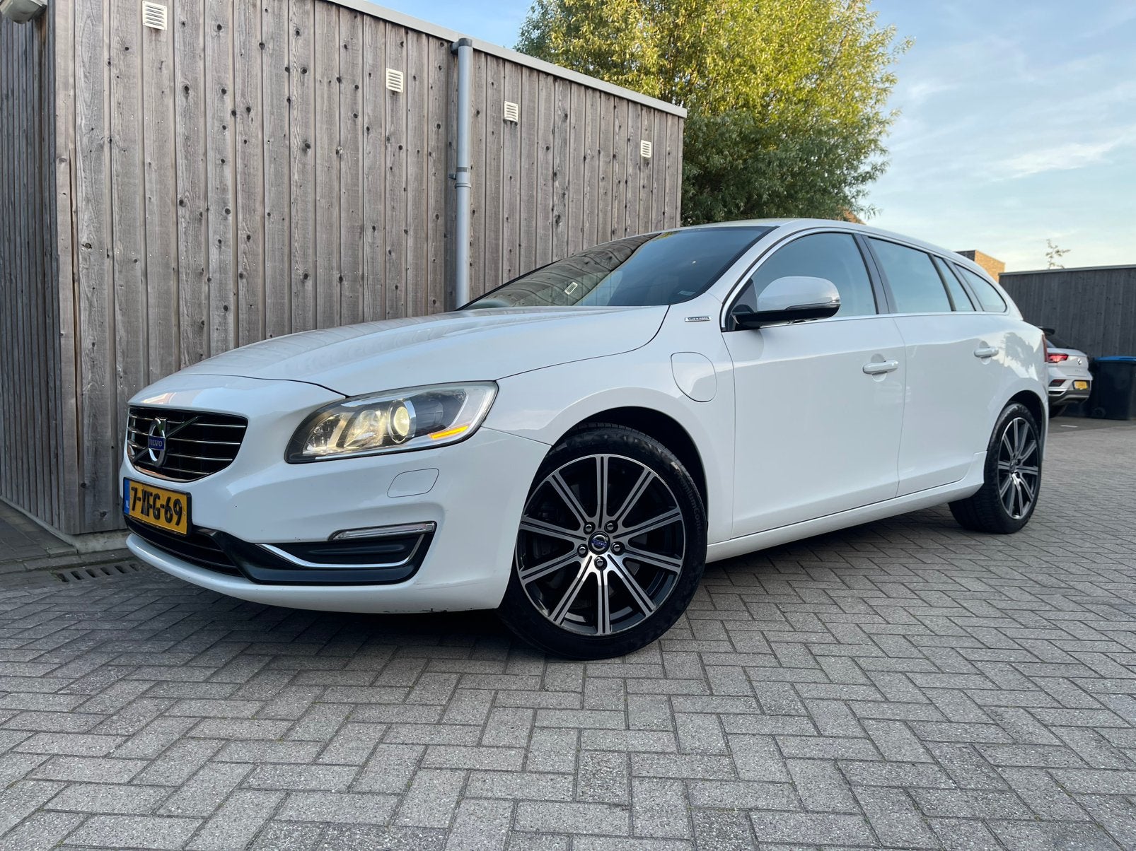 Volvo V60 D6 215pk Plug-in Hybrid Xenon/Navi/PDC/Leder/Apk!, Auto's, 1849 kg, 1800 kg, Wit, Particulier