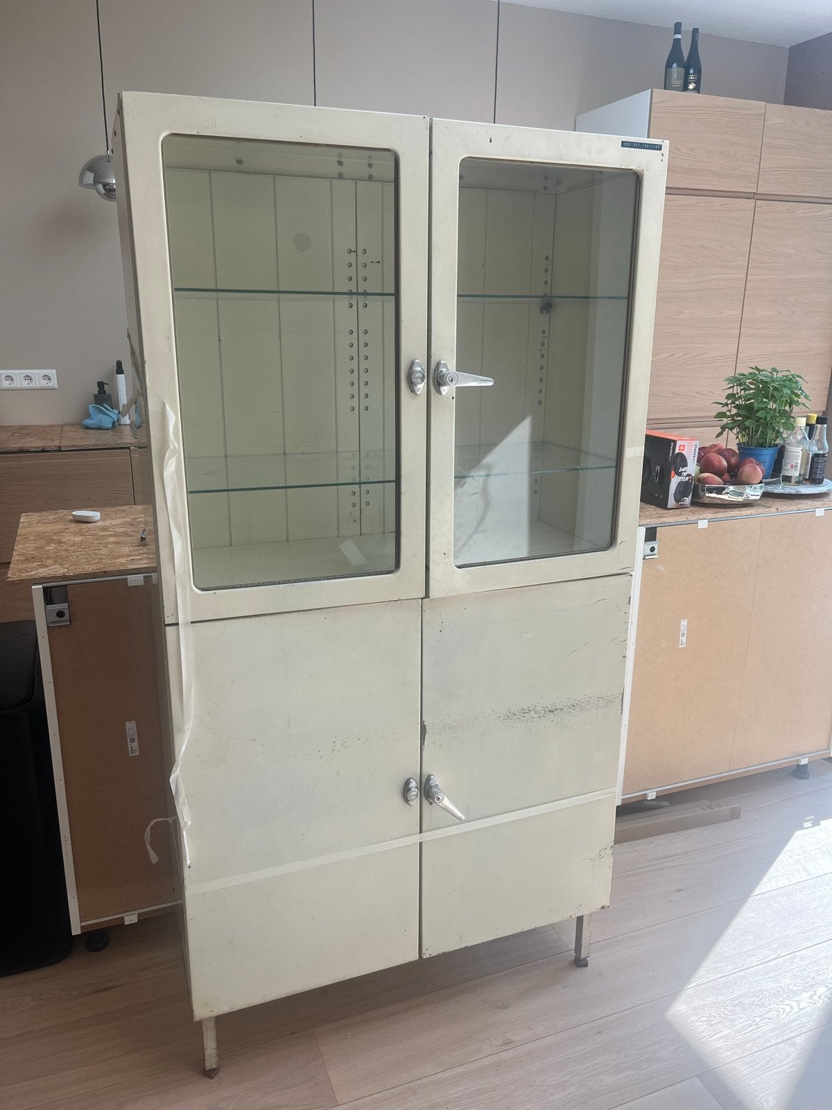 Vintage Apothekerskast / Vitrinekast wit metaal Otona, Huis en Inrichting, Kasten | Vitrinekasten, Ophalen, Gebruikt, 50 tot 100 cm