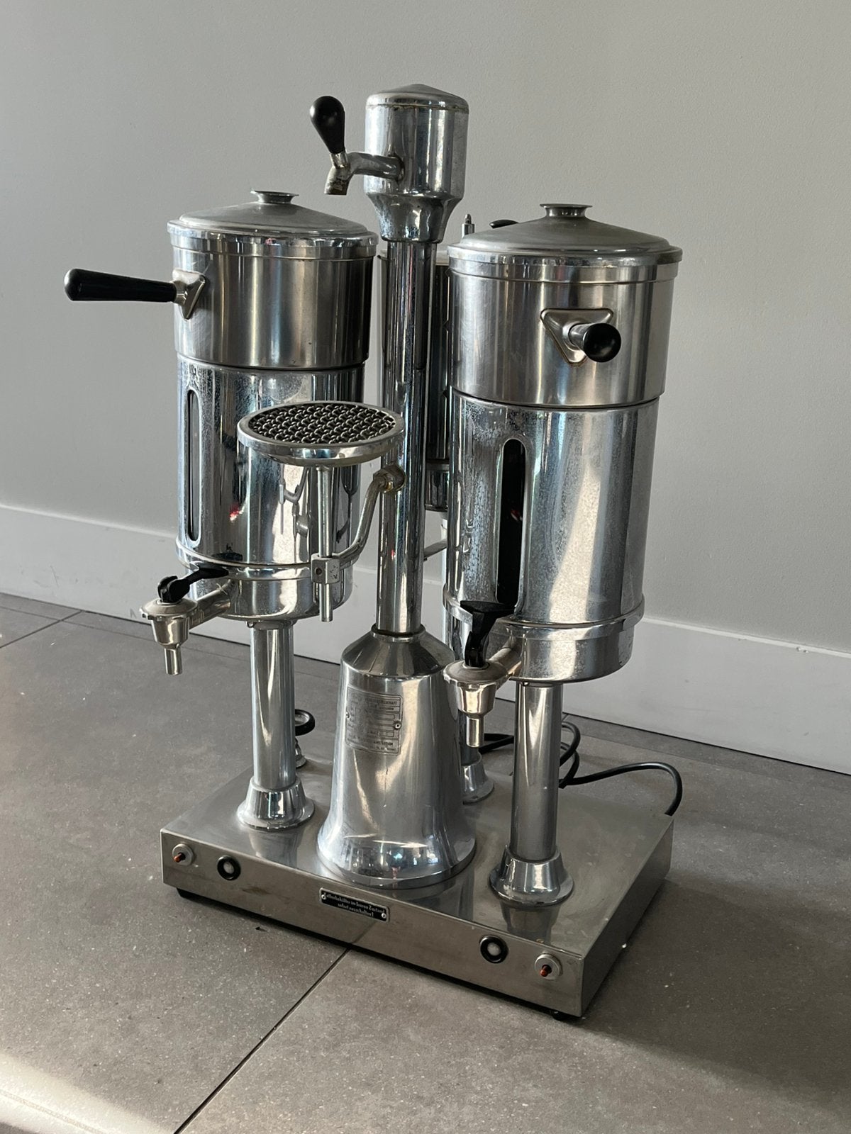 Te Koop decoratieve koffie machine merk Bravilor, Huis en Inrichting, Barren, Ophalen, Zo goed als nieuw