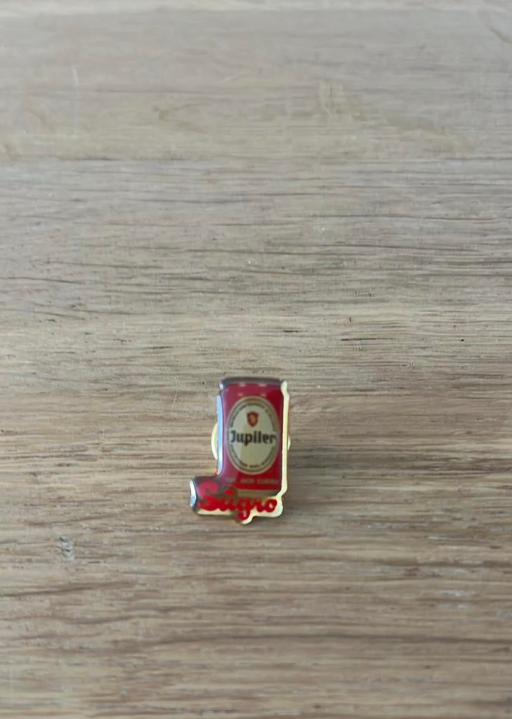 Pin Jupiler Sügro, Verzamelen, Ophalen of Verzenden, Zo goed als nieuw, Merk, Speldje of Pin
