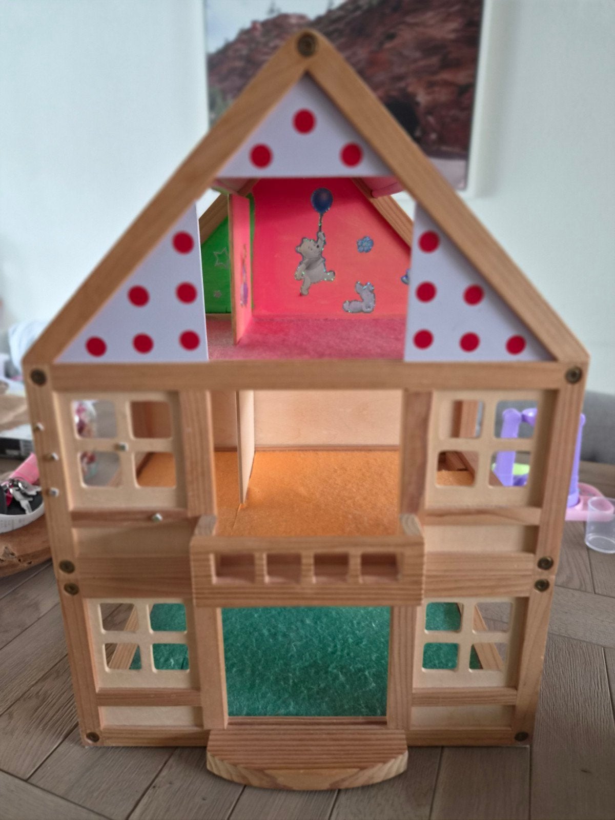 Houten poppenhuis met meubels en poppen, Ophalen, Gebruikt, Poppenhuis