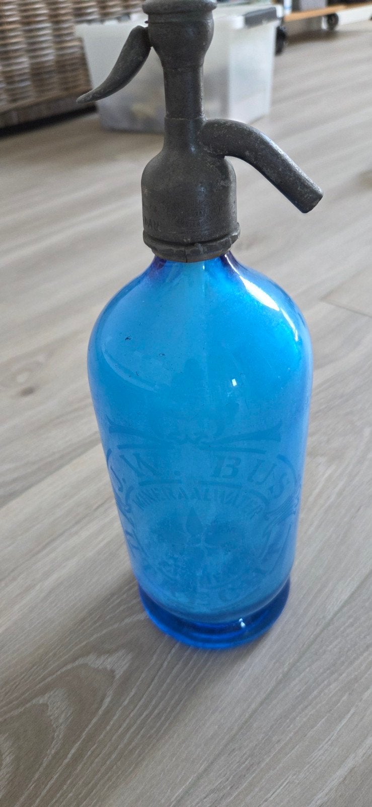 Oude blauwe vintage spuitfles met metalen kop, Antiek en Kunst, Ophalen