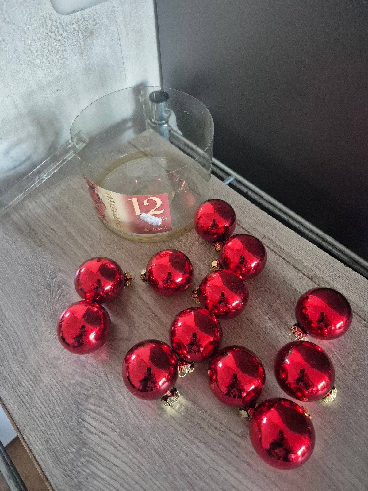 12 rode kerstballen, Diversen, Ophalen of Verzenden, Zo goed als nieuw