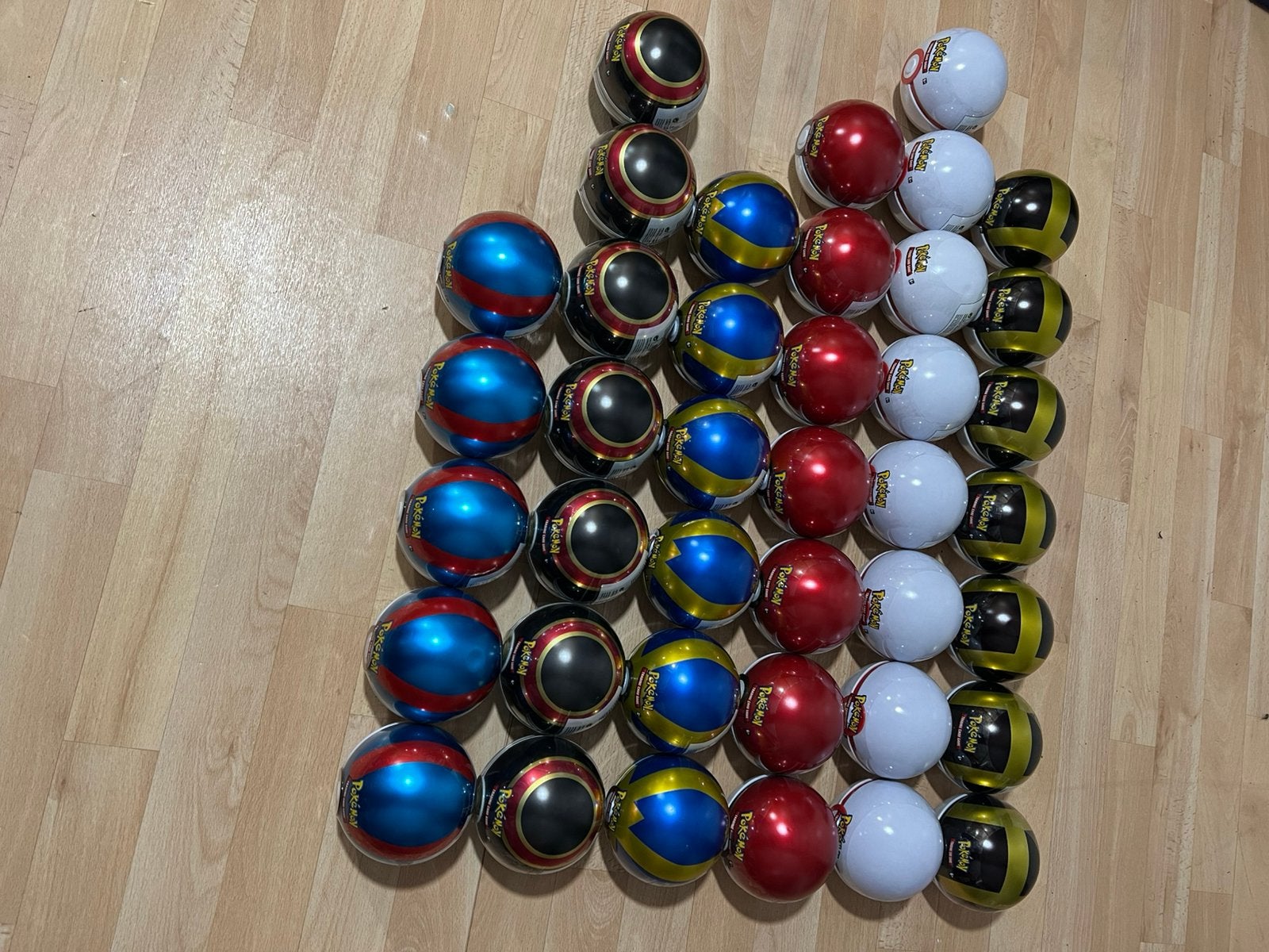 13x Best Of 2021 Pokéball Tins SEALED - 39x S&S Packs, Ophalen of Verzenden, Nieuw, Meerdere kaarten, Foil