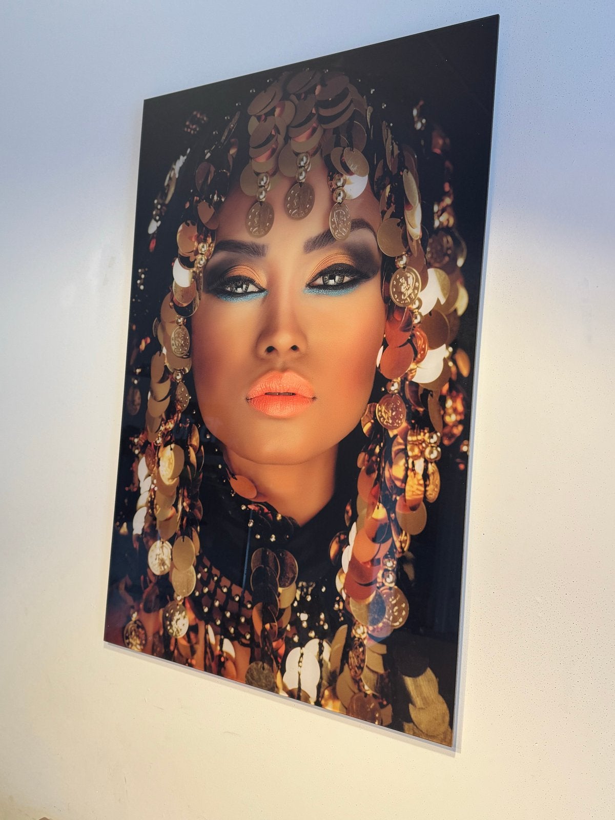 Plexiglas Foto Schilderij - Vrouw met Gouden Muntjes, Ophalen