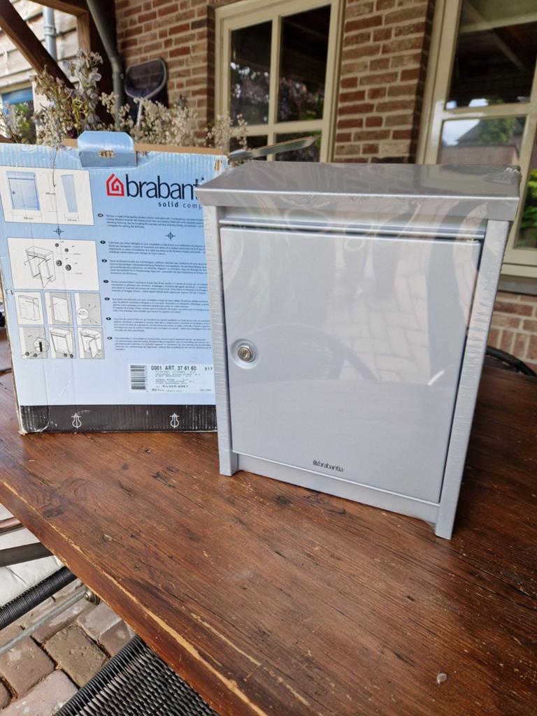Brabantia brievenbus zilvergrijs nieuw, Tuin en Terras, Ophalen of Verzenden, Nieuw, IJzer, Wandbrievenbus