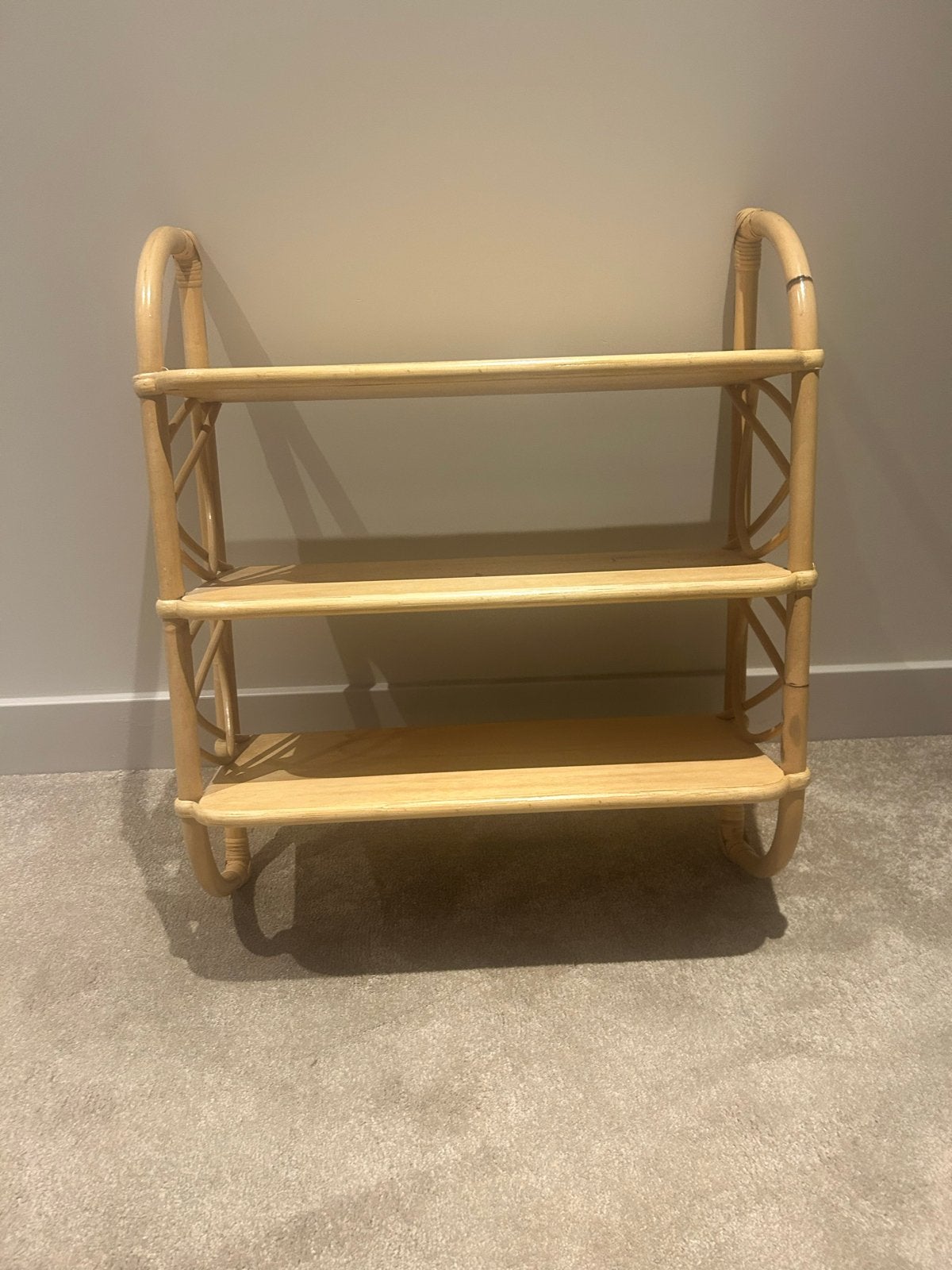 Rotan wandrek met 3 planken, Ophalen, Zo goed als nieuw