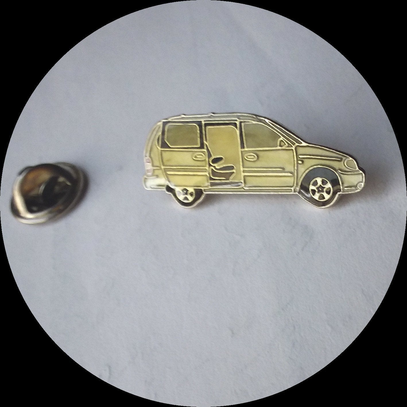 KIA CARNIVAL pin, Ophalen of Verzenden, Zo goed als nieuw, Transport, Speldje of Pin