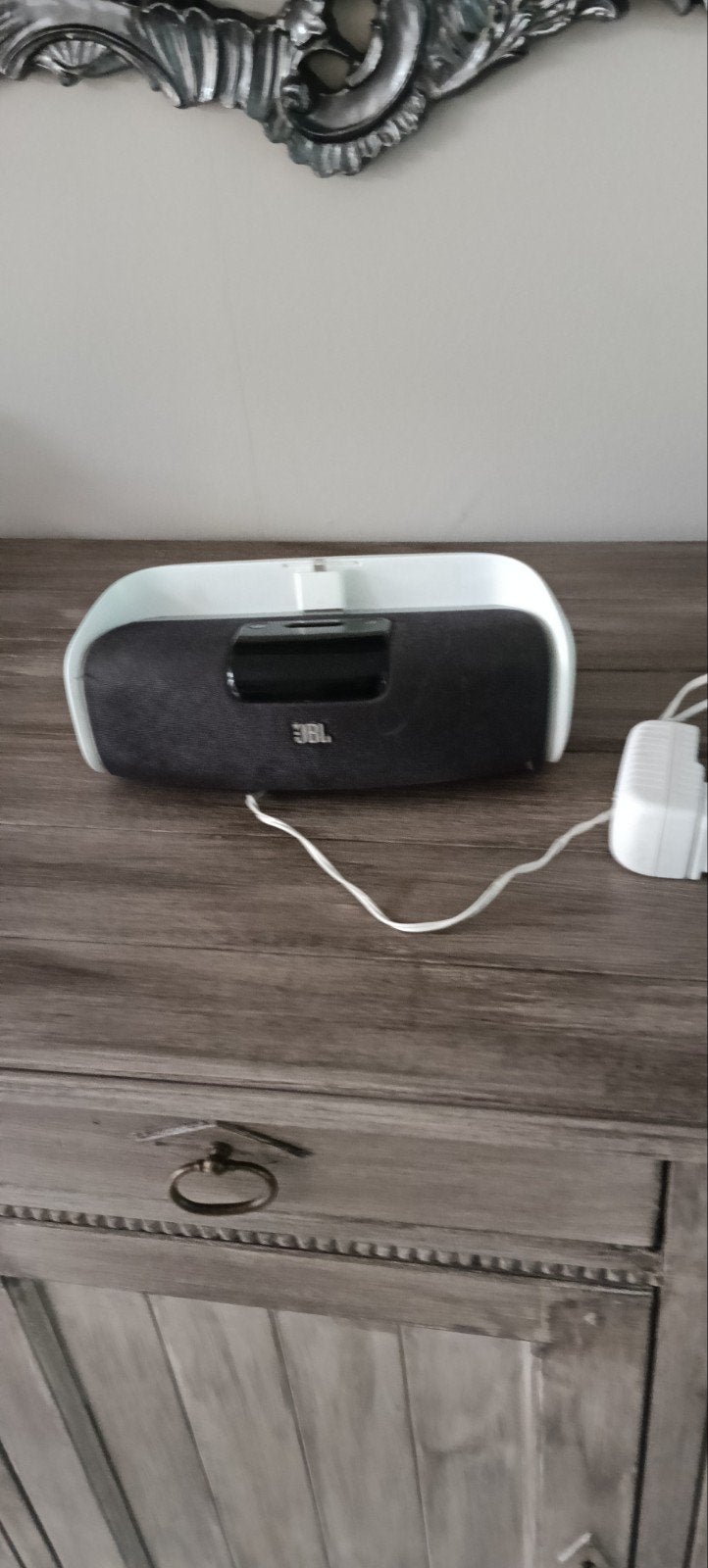 JBL Speaker met oplaadstation ., Ophalen of Verzenden, Zo goed als nieuw, Draagbare speaker, Minder dan 60 watt
