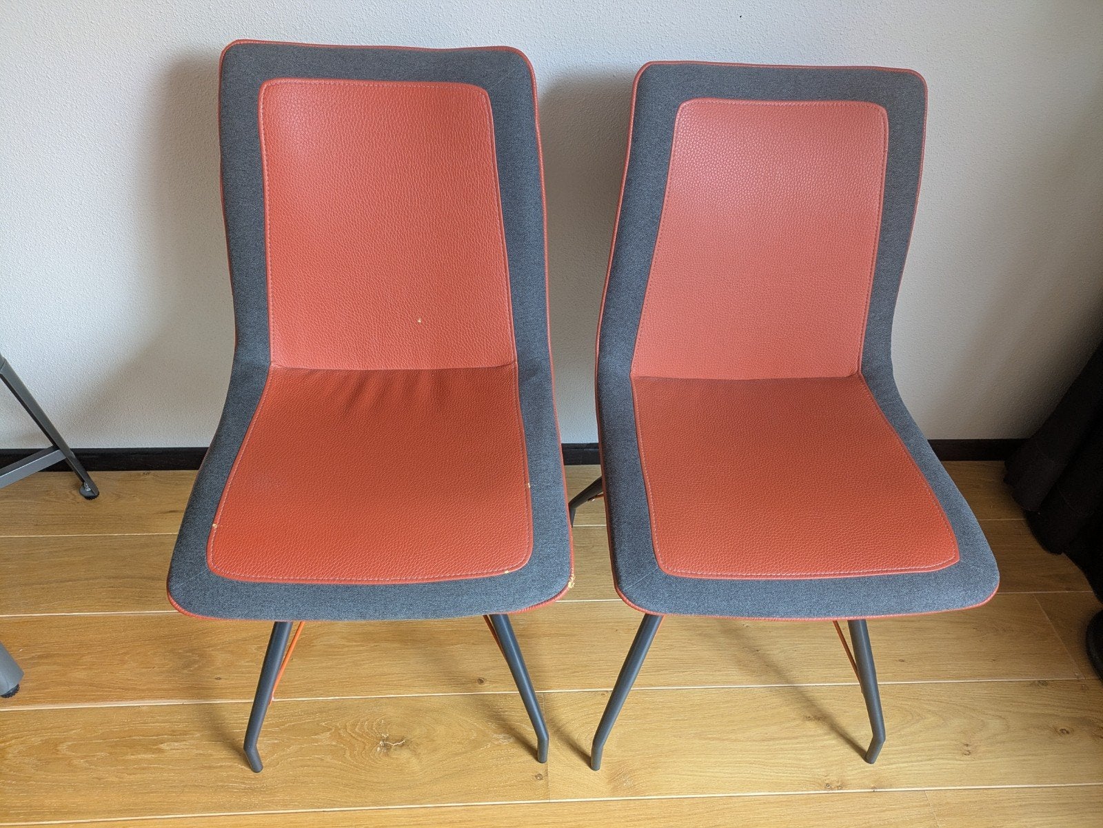 2 moderne eetkamerstoelen - Oranje en Grijs, Xooon, Gebruikt, Twee, Overige kleuren, Stof