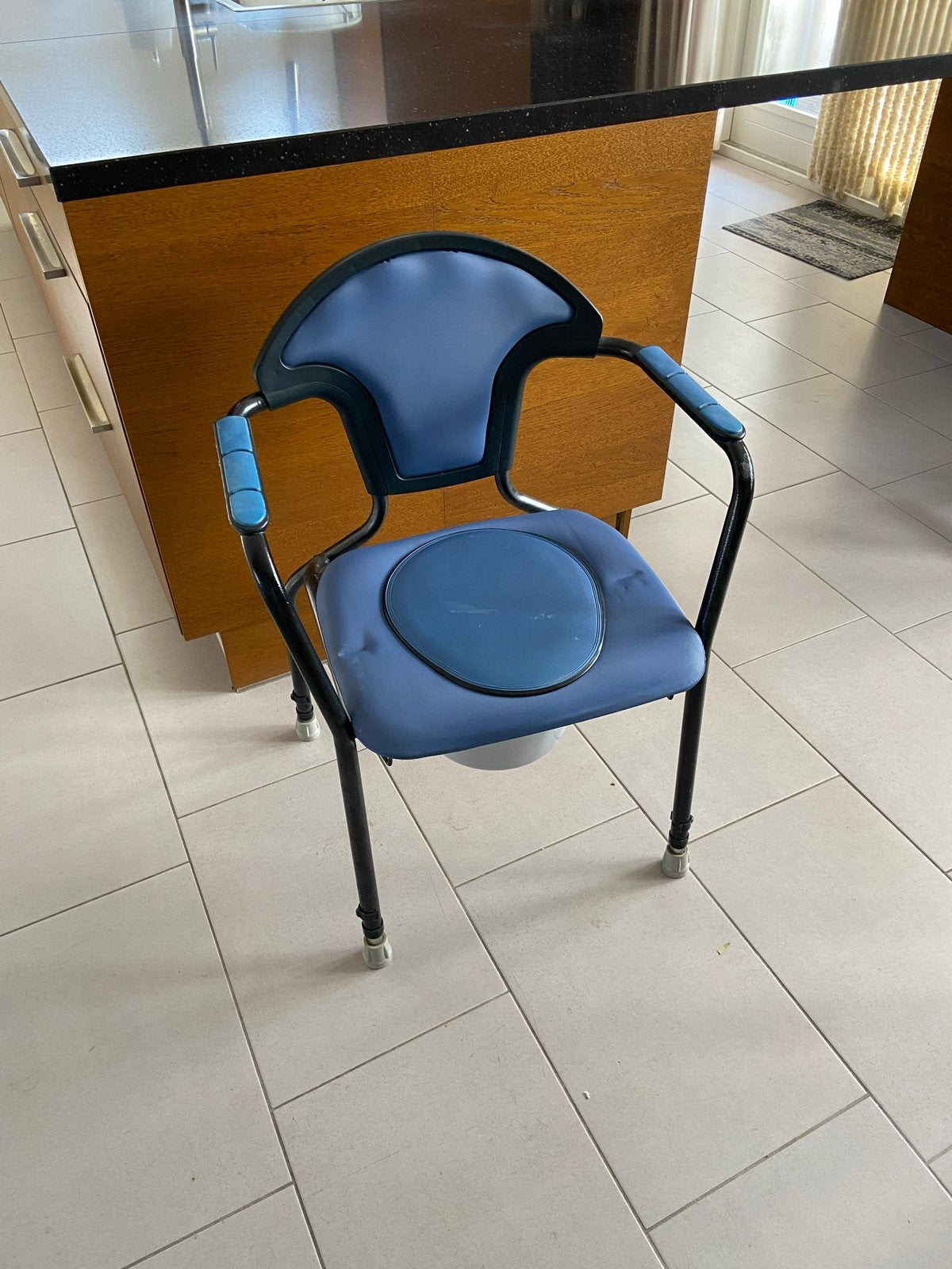 Postoel mee veestelbare pote, Ophalen