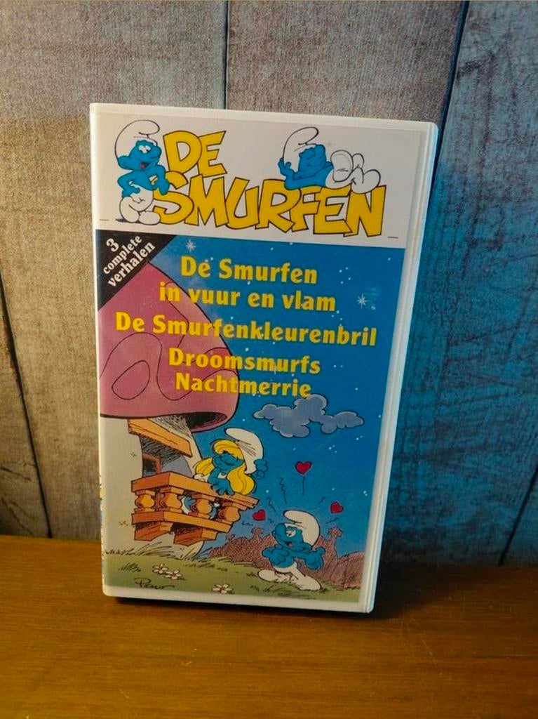 De Smurfen in vuur en vlam, Smurfenkleurenbril enz video, Alle leeftijden, Ophalen of Verzenden, Gebruikt, Tekenfilms en Animatie