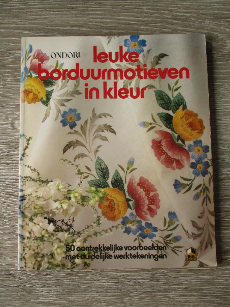 Leuke borduurmotieven in kleur - Ondori, Boeken, Ophalen of Verzenden, Gelezen, Overige onderwerpen