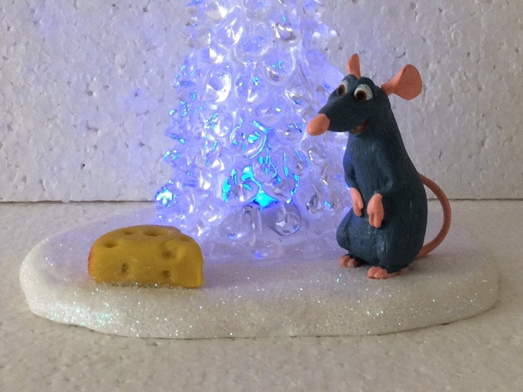 beeldje - led kerstboom met Disney figuur Remy (ratatouille), Verzamelen, Disney, Ophalen of Verzenden, Overige figuren, Zo goed als nieuw