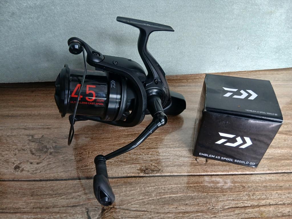 Daiwa Emblem 45 SCW NIEUW, Watersport en Boten, Hengelsport | Karpervissen, Ophalen of Verzenden, Nieuw, Molen