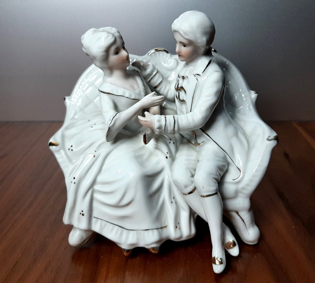 klassieke porselein beeldje in keurig in orde.14 cm. breed., Antiek en Kunst, Ophalen of Verzenden