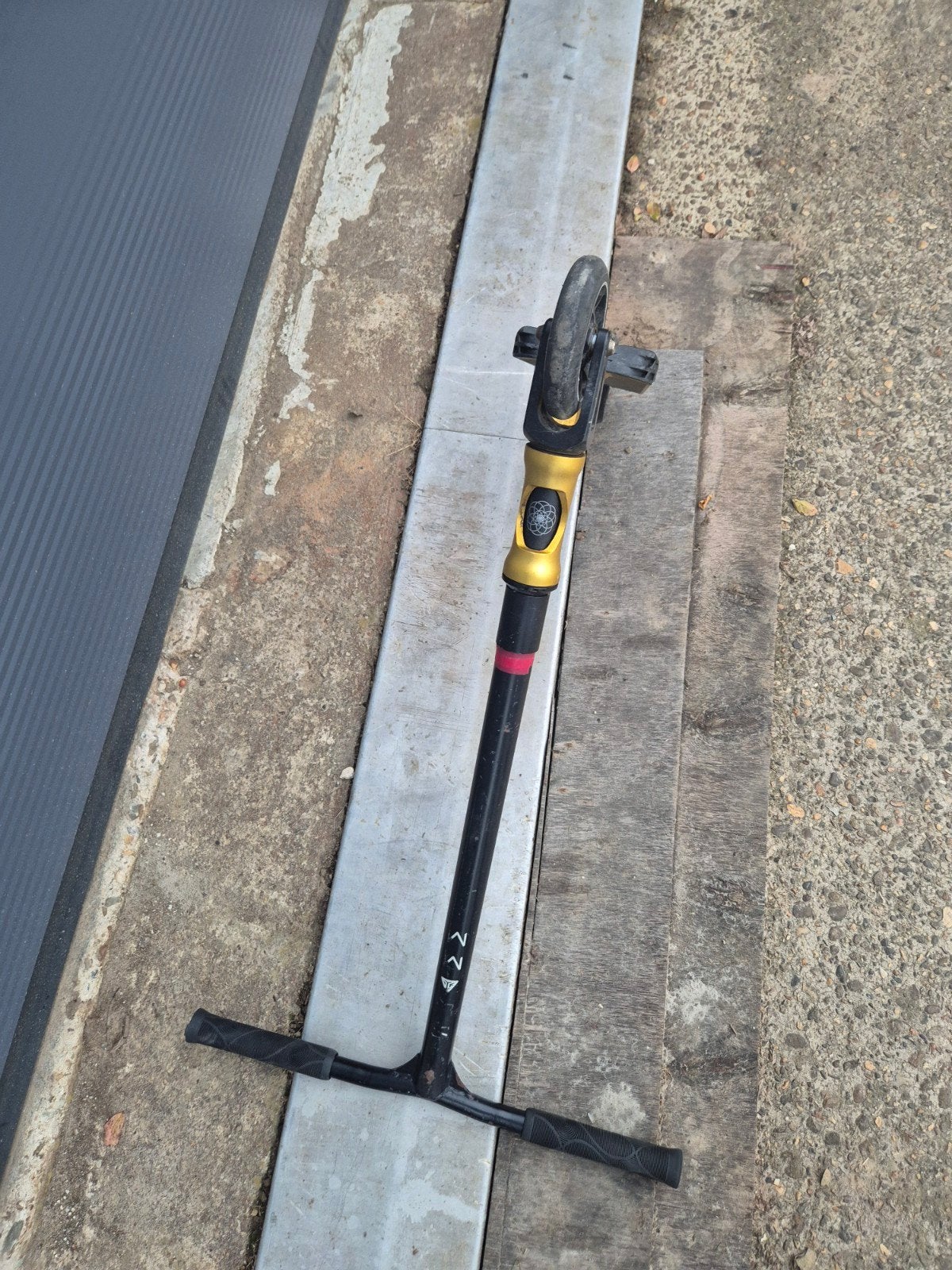 Slamm Stuntstep SL1630 Assault V5 - Goud/Zwart, Ophalen, Gebruikt, Overige typen, Slamm Scooters