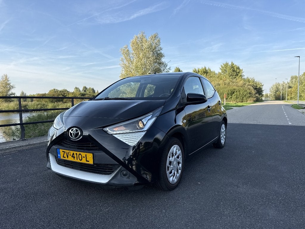Foto 2 van Toyota Aygo 1.0 Vvt-i 72pk 5D 2019 Zwart