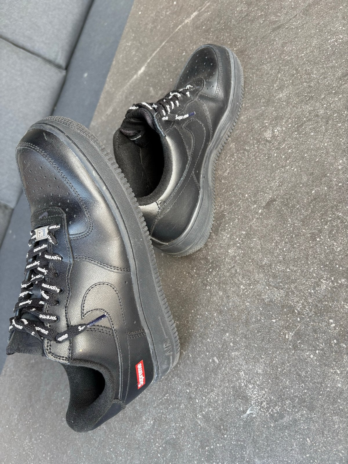 Nike Air Force 1 Low Supreme Black - Maat 43, Zwart, Ophalen of Verzenden, Sneakers of Gympen, Gedragen